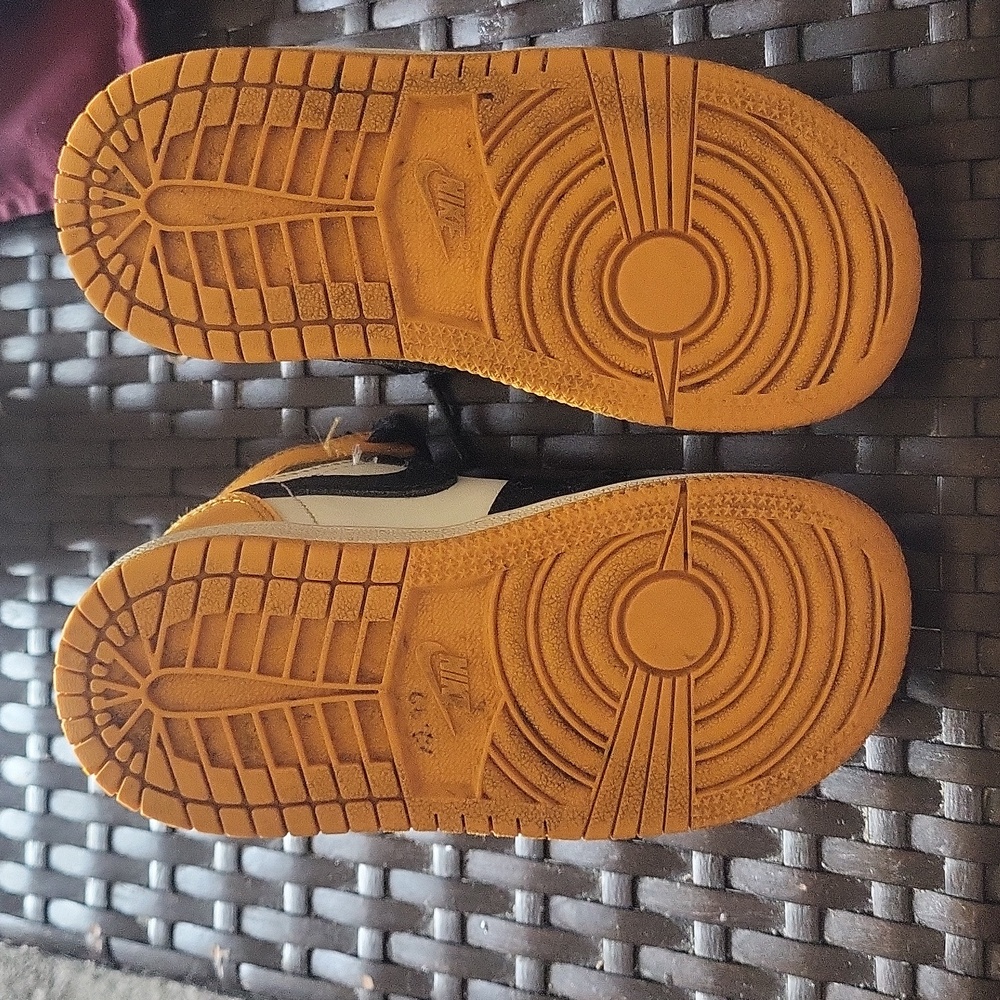 Nike Kids Black and Orange Sneakers - Picture 4 of 4
